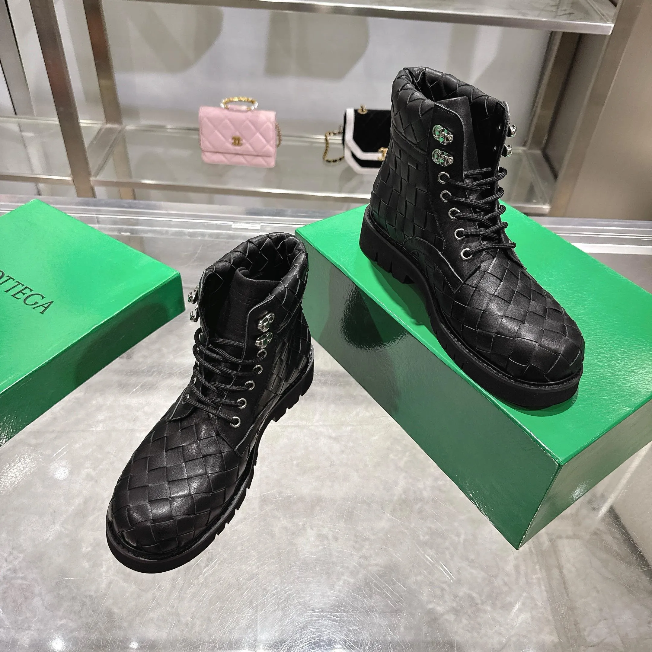 [BV] Top P:980💰Size for couples: Female 35-39 Male 39--44 (Female 40. Male 38.45.46.47 customization is not returnable) [Note‼ ️] Add 💰 to size 46, add 💰 to size 47. Bottega Veneta's 2026 spring counter synchronized couple style Bottega Veneta round toe braided strappy boots! Grained cowhide woven! Solid color Niuli! Leather outsole! [Rose][Rose]! Purely hand-woven and operated, the original board is reproduced one-to-one! quality assurance!